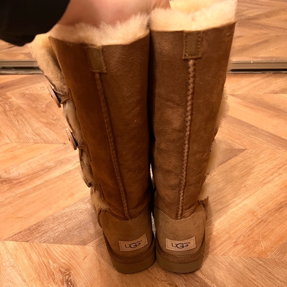 TALL UGG BOOT - Picture 2 of 5